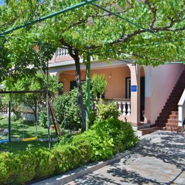 Lopar, apartments Anica, Anica and Ivan Ćućić